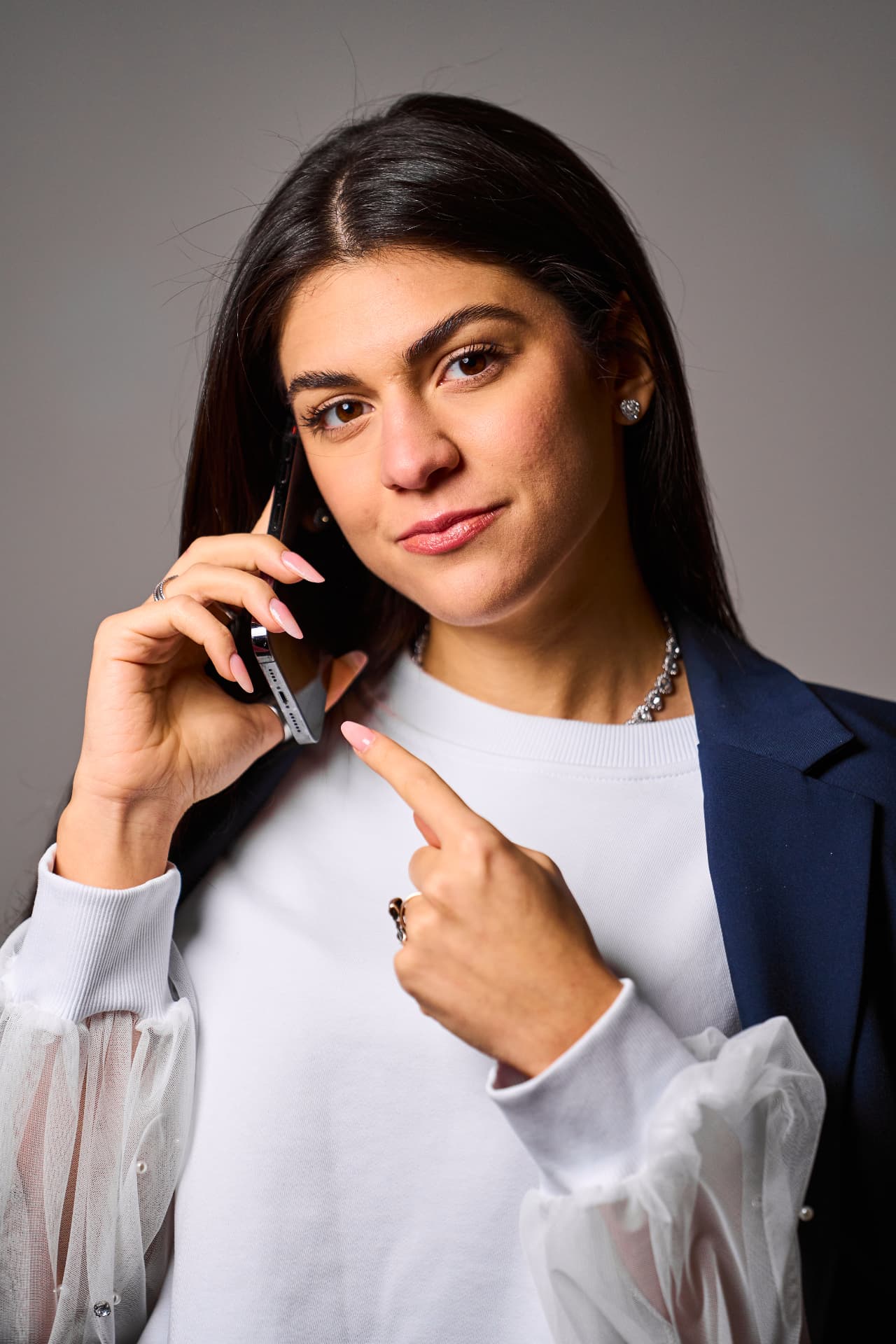 Ida Chiappetta al telefono durante una call di vendita